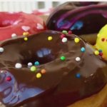 Американские пончики, покрытые шоколадом