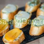 Бутерброды с голубым сыром и фруктами в духовке