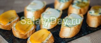 Sandwiches with blue cheese and fruit in the oven