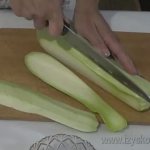Для приготовления этого вкусного блюда кабачки нарезаем тонкими слайсами по всей длине овоща.