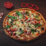 Фото обои еда, перец, пицца, помидор, начинка, ветчина