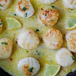Scallops in creamy sauce with garlic