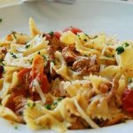 Pasta with chanterelles in creamy sauce