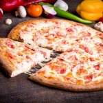 Пицца с колбасой — рецепты с разными начинками в домашних условиях