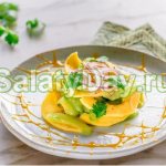 Простой салат с манго