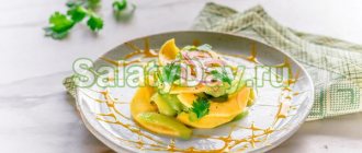 Простой салат с манго