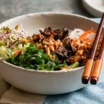 Рецепт салата с говядиной, рисовой лапшой и кешью