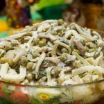 Salad with squid, green beans and peas - recipes