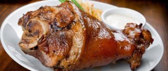Pork knuckle with onion and garlic