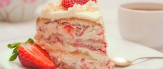 Cake with cream and strawberries